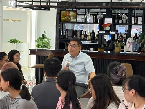 El profesor Wang Qiugen comparte conocimientos sobre la terapia con oxígeno hiperbárico en rehabi...
